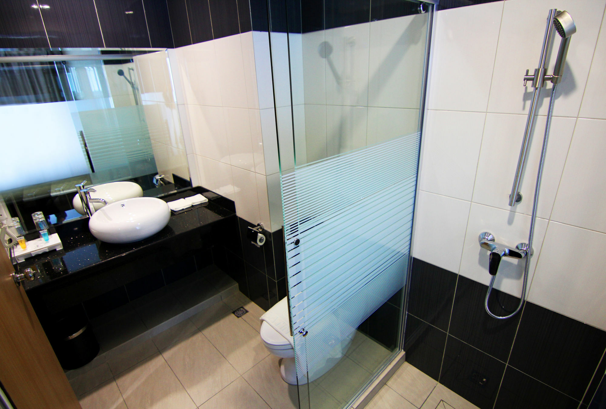 קוטה קינבלו Putatan Platinum Hotel מראה חיצוני תמונה