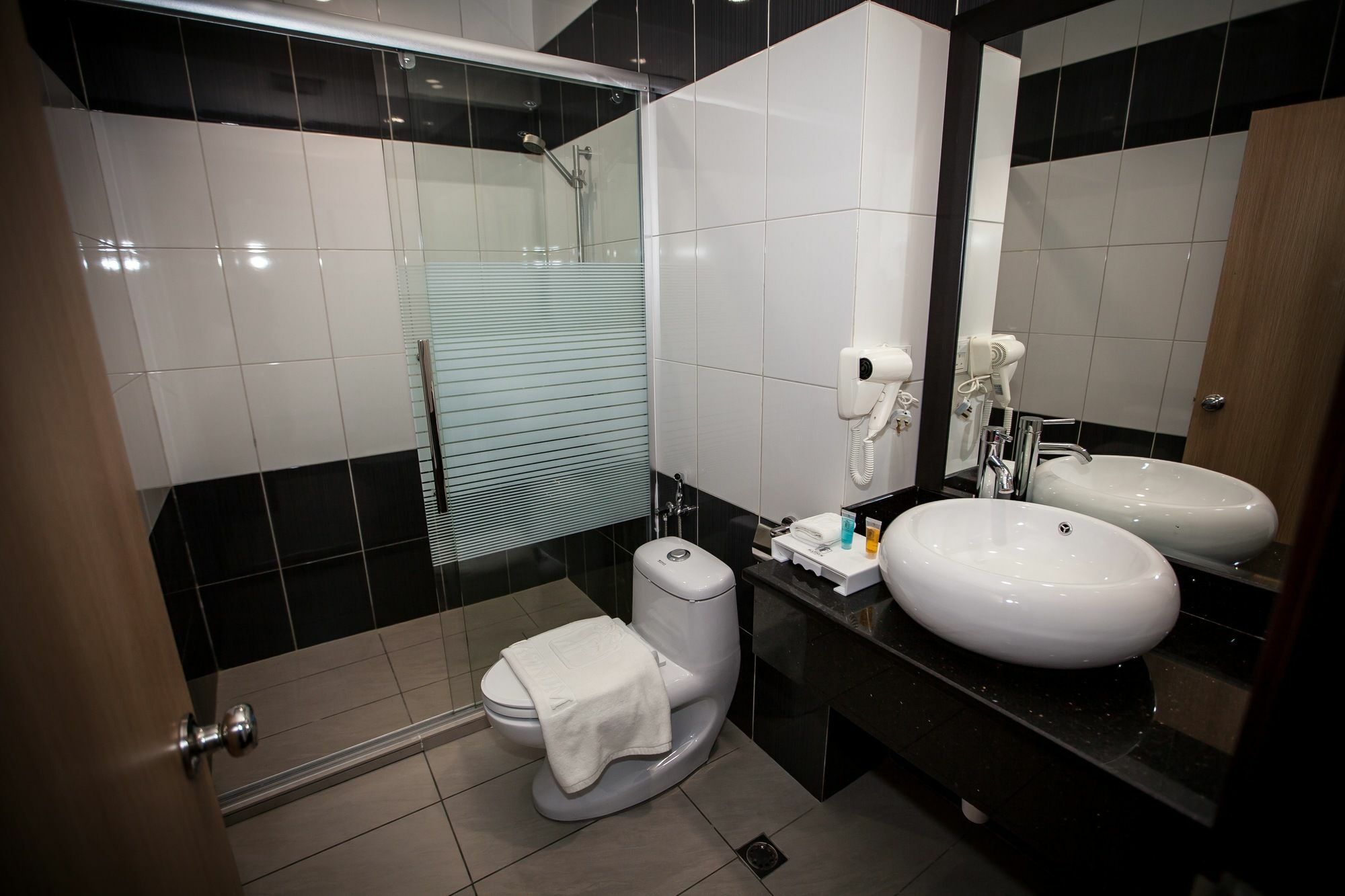 קוטה קינבלו Putatan Platinum Hotel מראה חיצוני תמונה